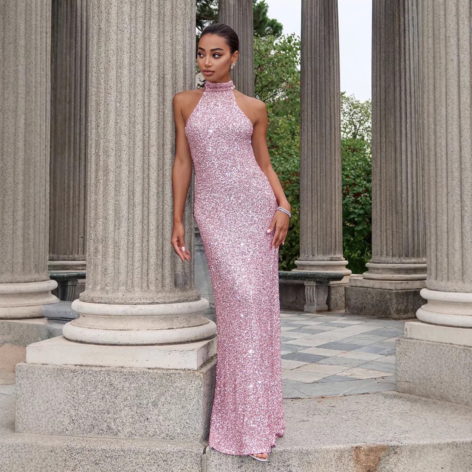 Damen Glitzerndes Abendkleid mit hohem Kragen und figurbetontem Schnitt EB
