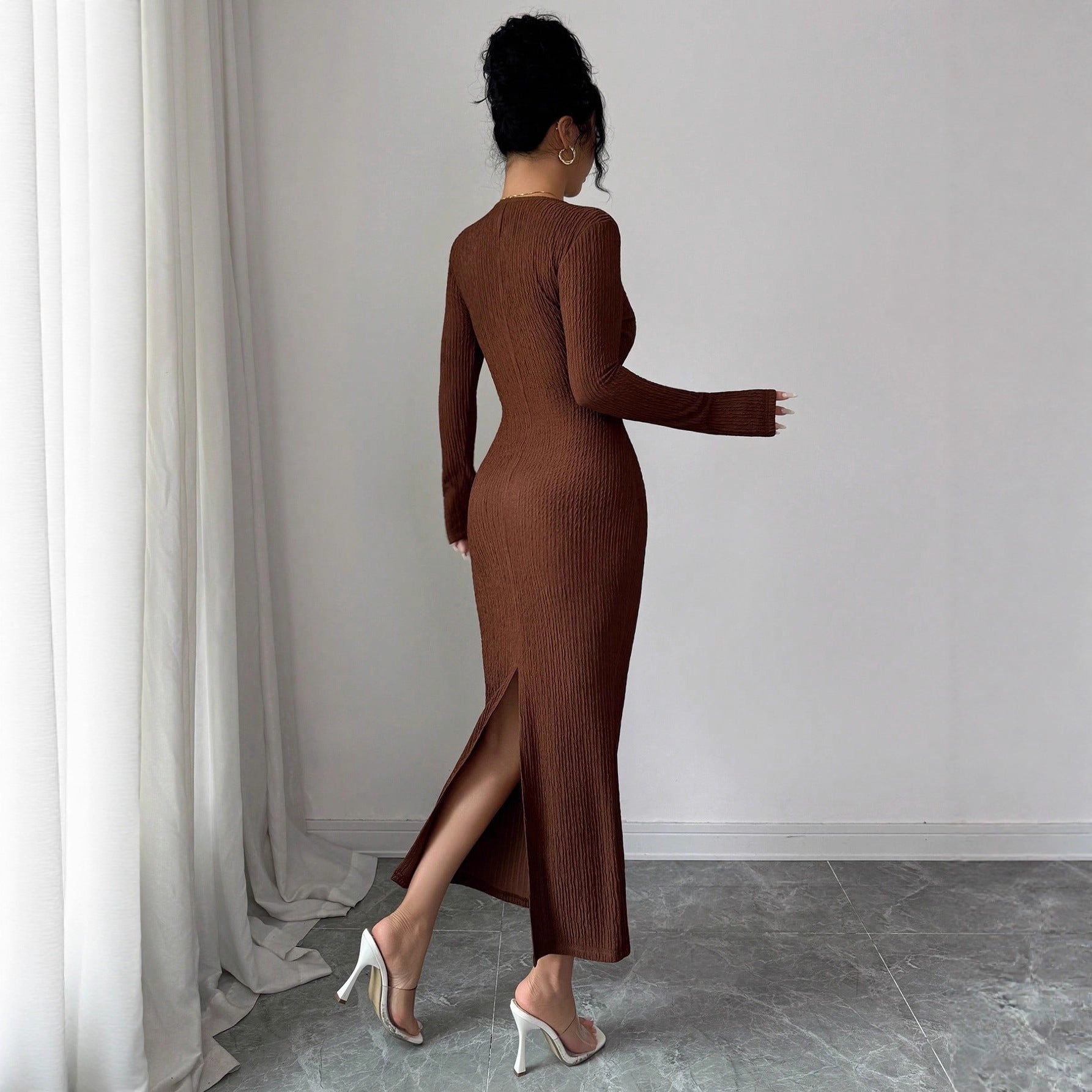 Damen nan tailliertes Wickelkleid mit V-Ausschnitt, strukturierter Knitteroptik und dekorativer Gürtelschließe R&B