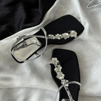 Damen Flache Sandalen mit funkelndem Blumendekor und eleganter Riemchenverbindung