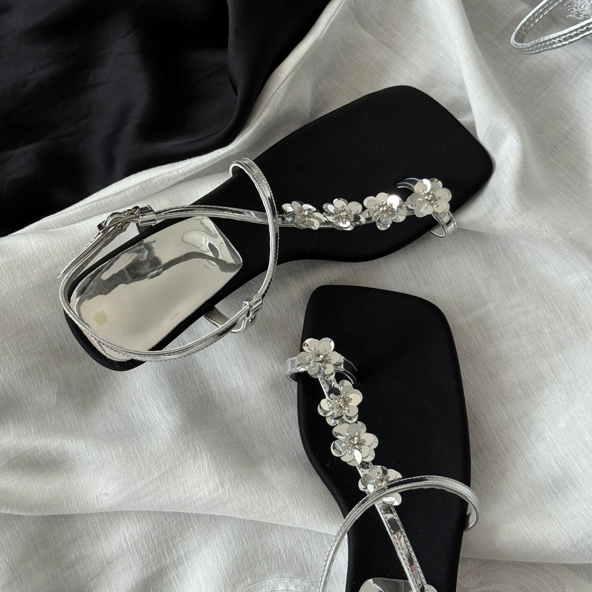 Damen Flache Sandalen mit funkelndem Blumendekor und eleganter Riemchenverbindung