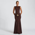 Damen elegantes bodenlanges Abendkleid mit raffinierten Fältchen und dekorativer Brosche R&B
