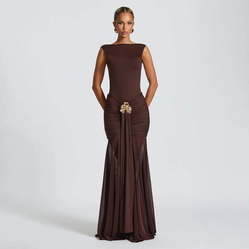 Damen elegantes bodenlanges Abendkleid mit raffinierten Fältchen und dekorativer Brosche R&B