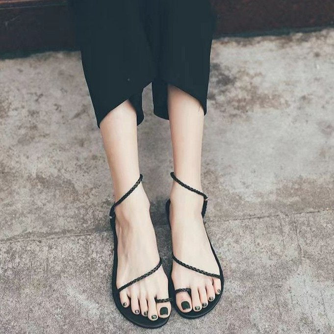 Damen flache Fußsohlen-Sandalen mit zarten Ketten-Details R&B