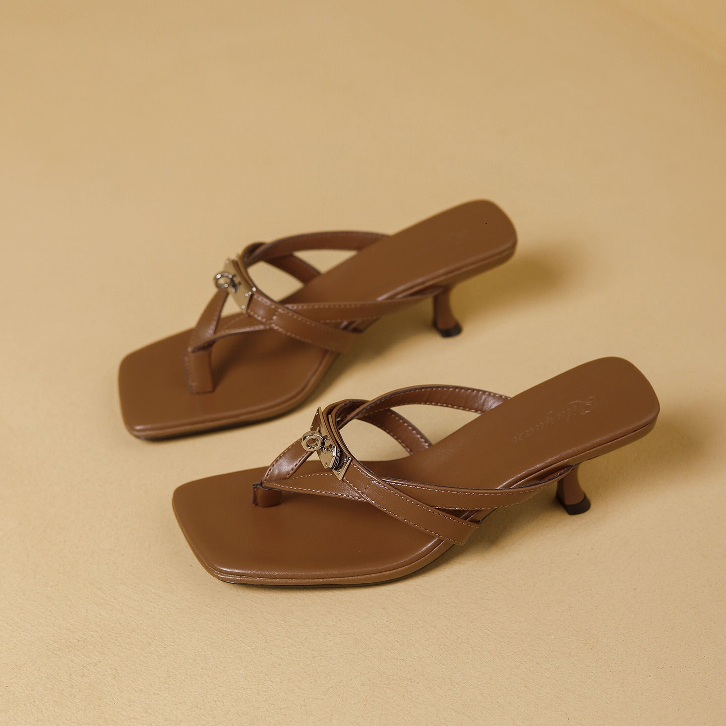Damen elegante Riemchen-Sandaletten mit niedrigen Blockabsatz und stilvollen Details