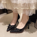 Damen stilvolle und elegante spitze Pumps mit Schleifen-Detail