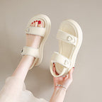 Damen Riemensandalen mit dekorativen Herz-Akzenten R&B