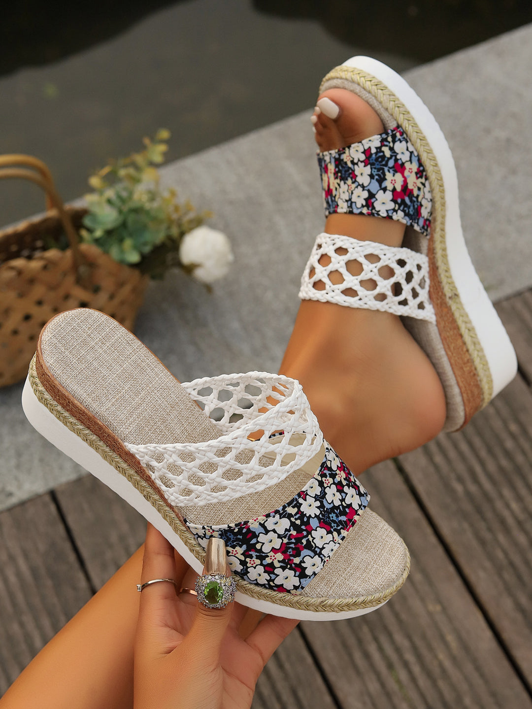 Damen modische Keilsandaletten mit floralen Elementen und geflochtenem Obermaterial R&B