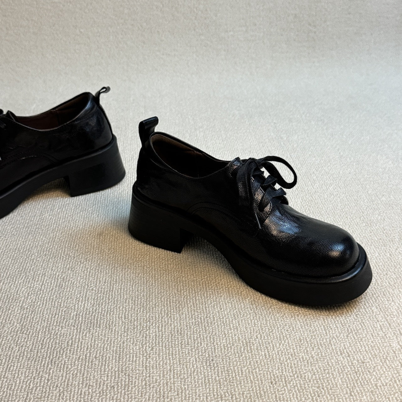 Damen Klassische Schnürschuhe mit robustem Plateau und eleganter Lederoberfläche R&B