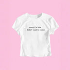 Damen Crop-T-Shirt mit witzigem Schriftzug und figurformendem Schnitt R&B