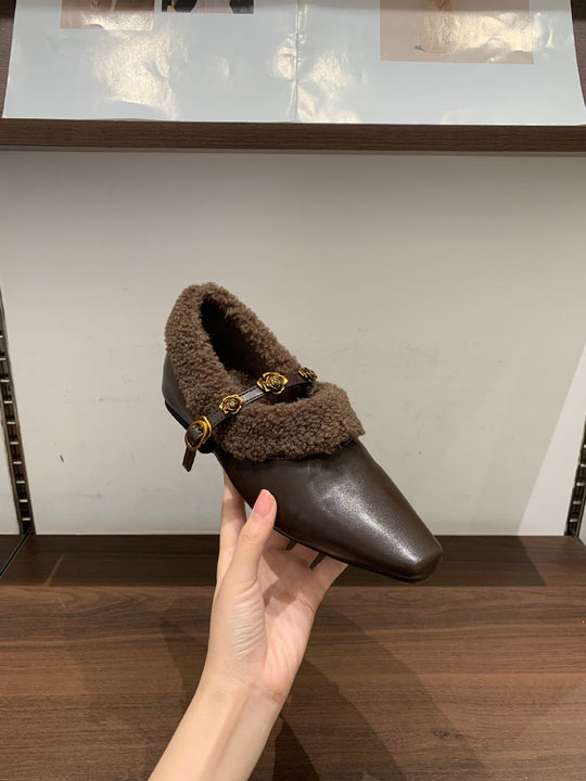 Damen elegante Slipper mit dekorativem Kunstfellkragen und goldenen Akzenten R&B
