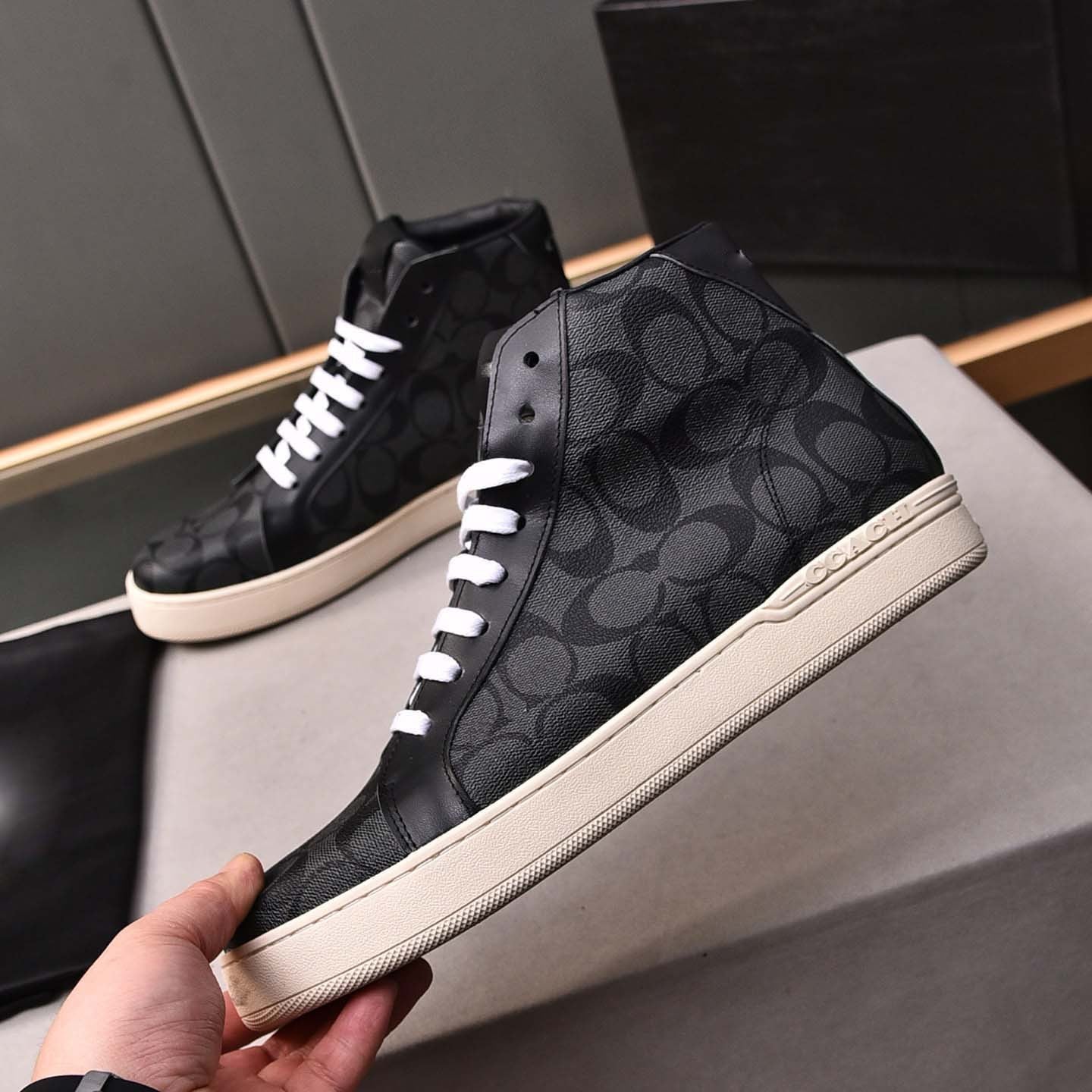 Damen Sportliche High-Top Sneakers mit modischem Oberflächendesign R&B