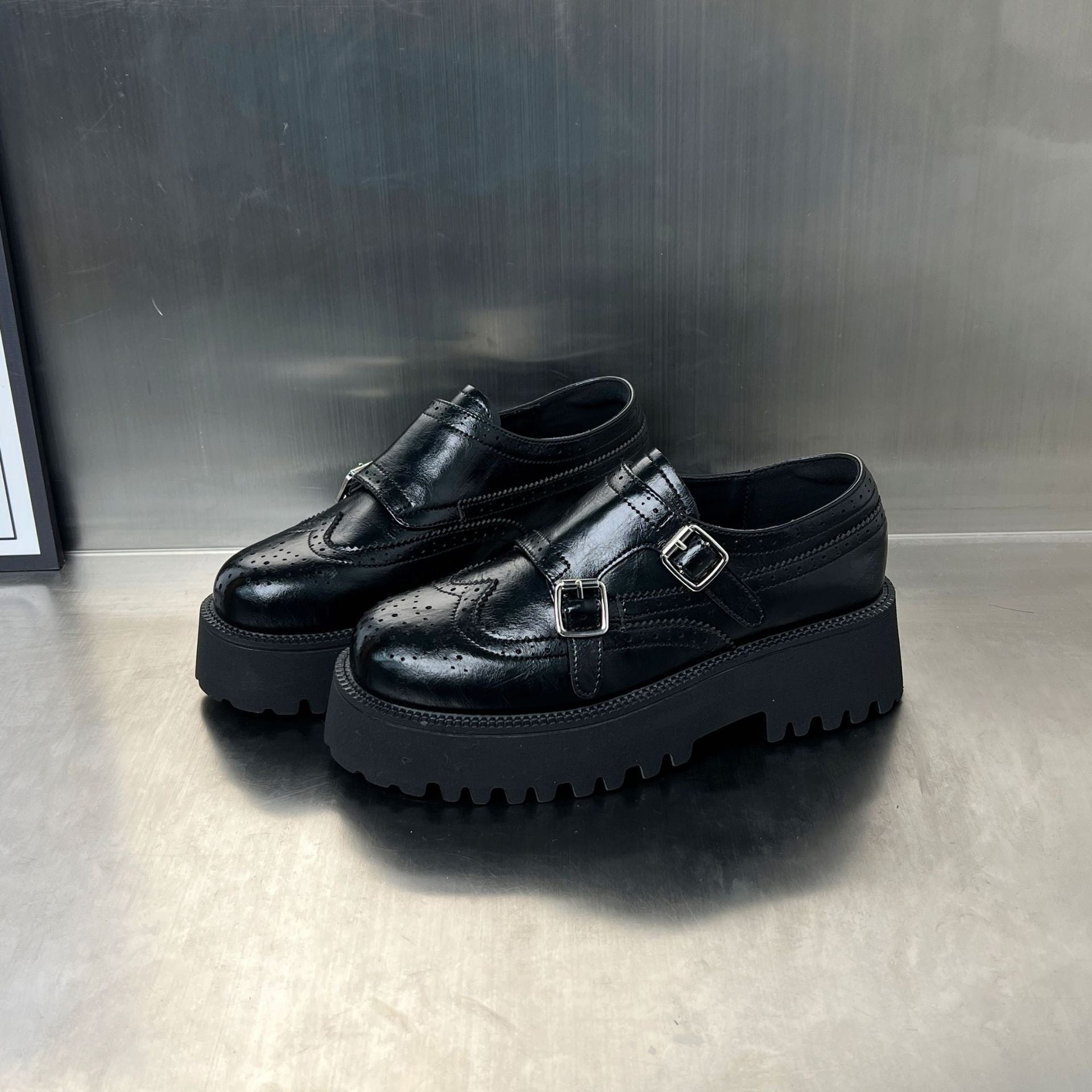 Damen Dual-Buckle Schnürschuhe mit robuster Profilsohle und eleganten Brogue-Mustern R&B