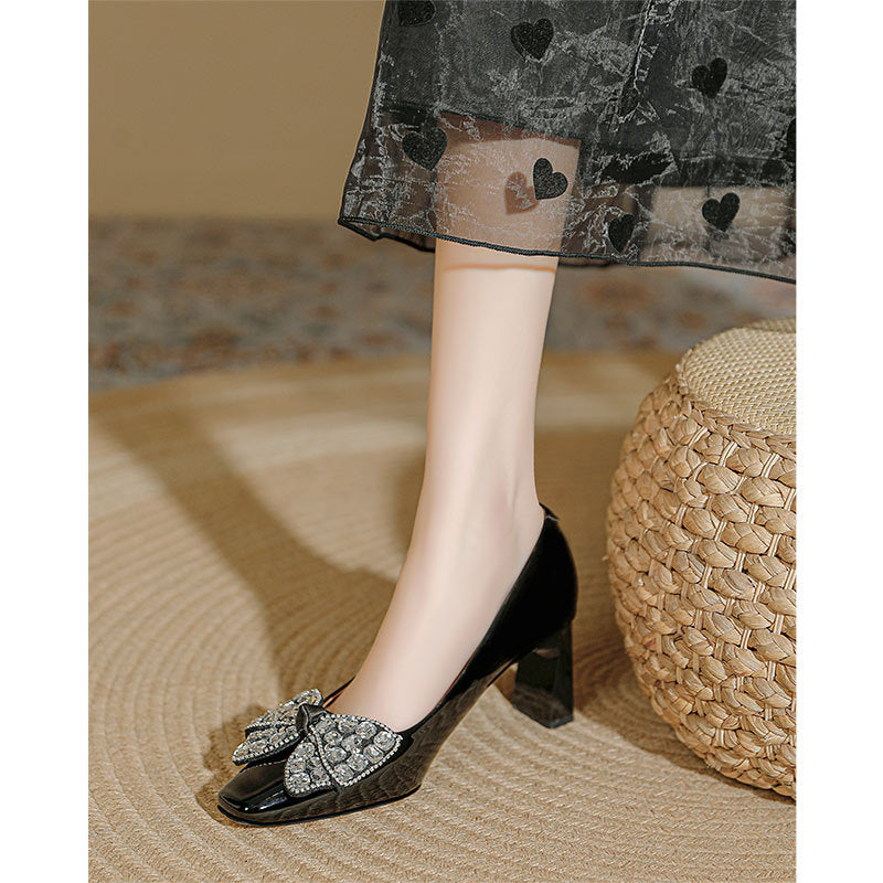 Damen Elegante Pumps mit glanzvollem Riemen und funkelndem Schleifenakzent