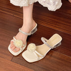 Damen Sandalen mit stilvollen Blumenapplikationen und glänzendem Blockabsatz EB
