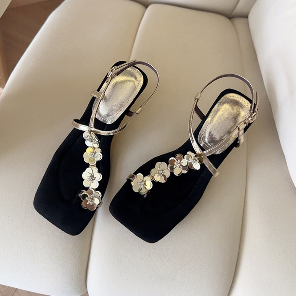 Damen Sandalen mit funkelnden Blumenakzenten und komfortabeler Sohle