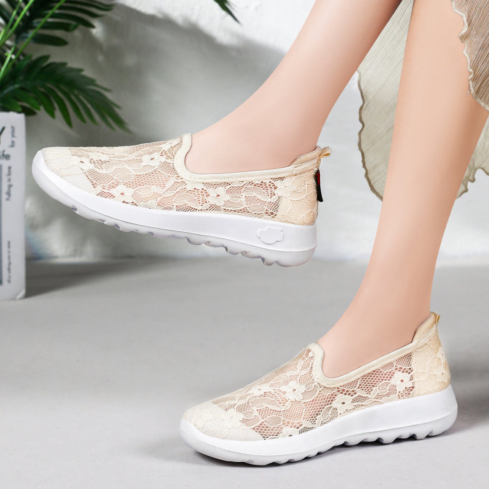 Damen Elegante und bequeme Slip-On Sneakers mit Spitzenoberfläche