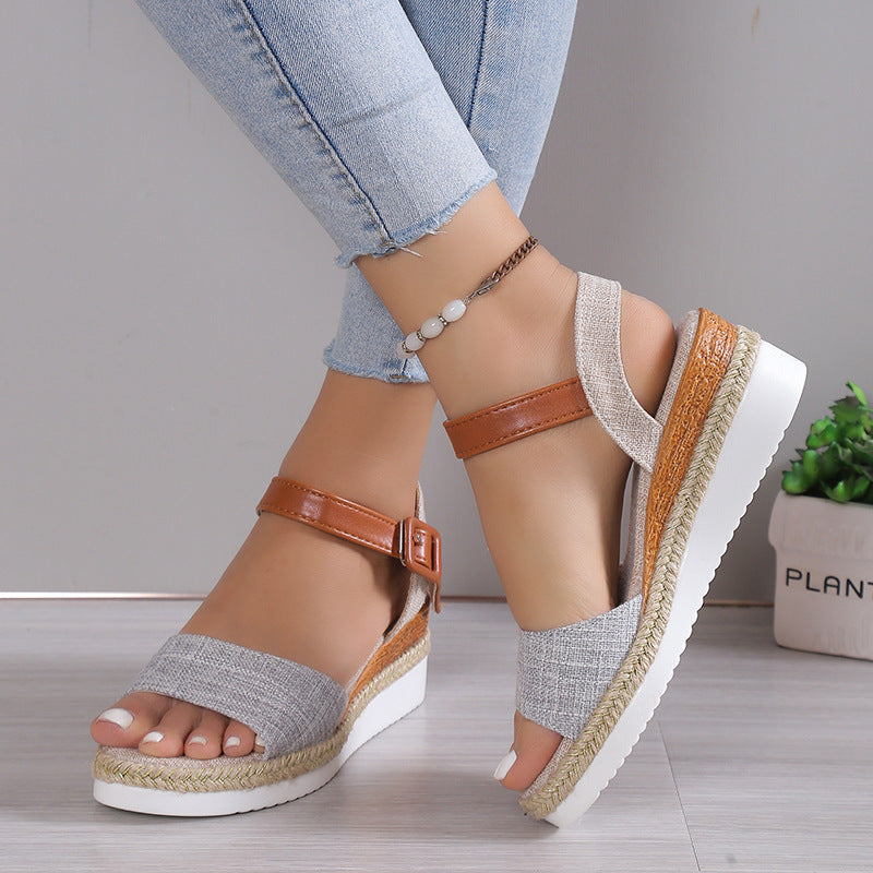 Damen Wedge-Sandaletten mit transparenten Riemen und natürlichem Bast-Detail R&B