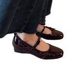 Damen Ballerina-Schuhe mit schimmernder Oberfläche und verspieltem Riemen