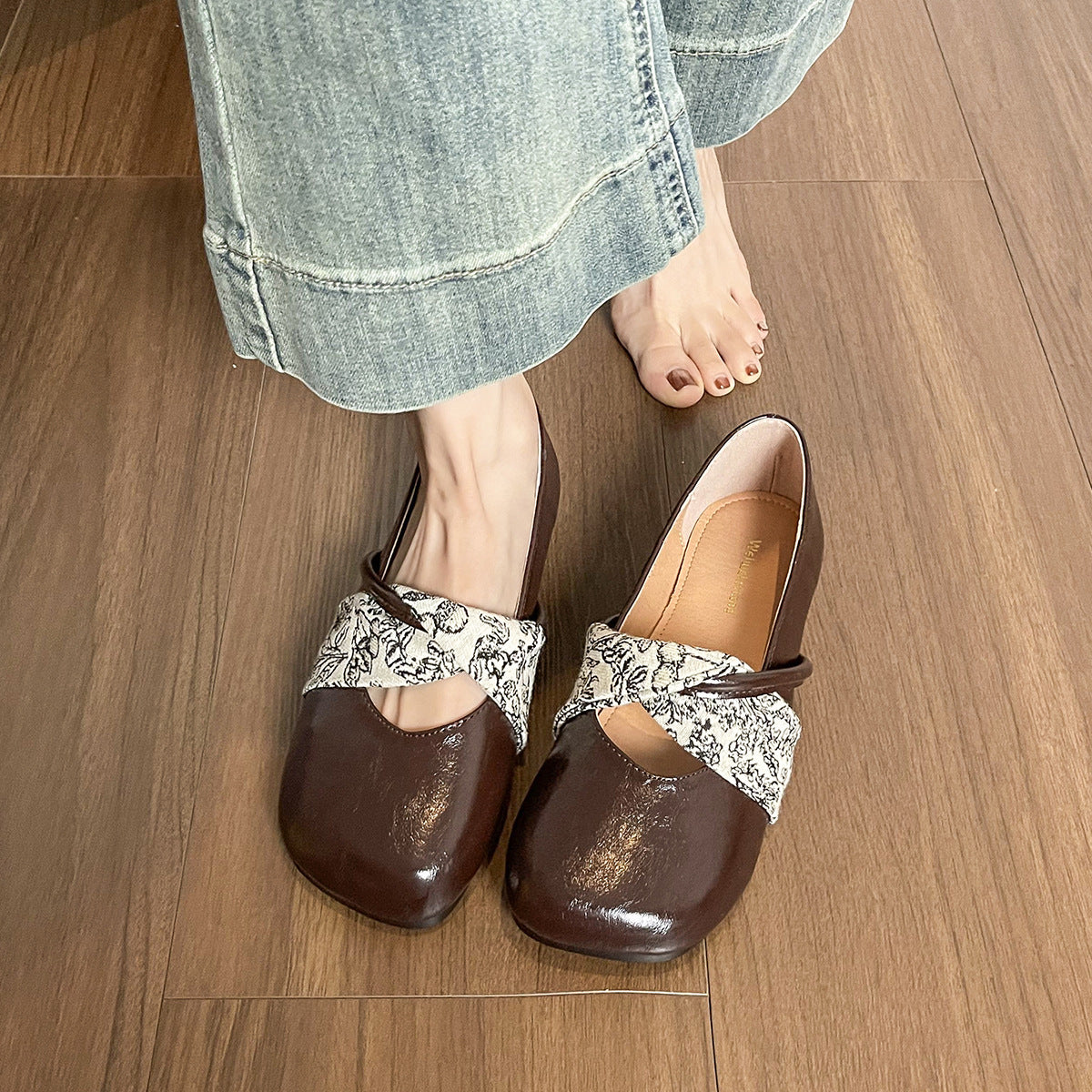 Damen Ballerinas mit elegantem Kreuzriemen und schickem textilem Akzent