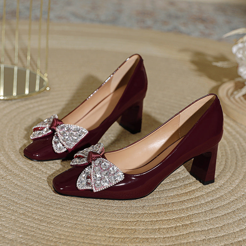 Damen Elegante Pumps mit glanzvollem Riemen und funkelndem Schleifenakzent R&B