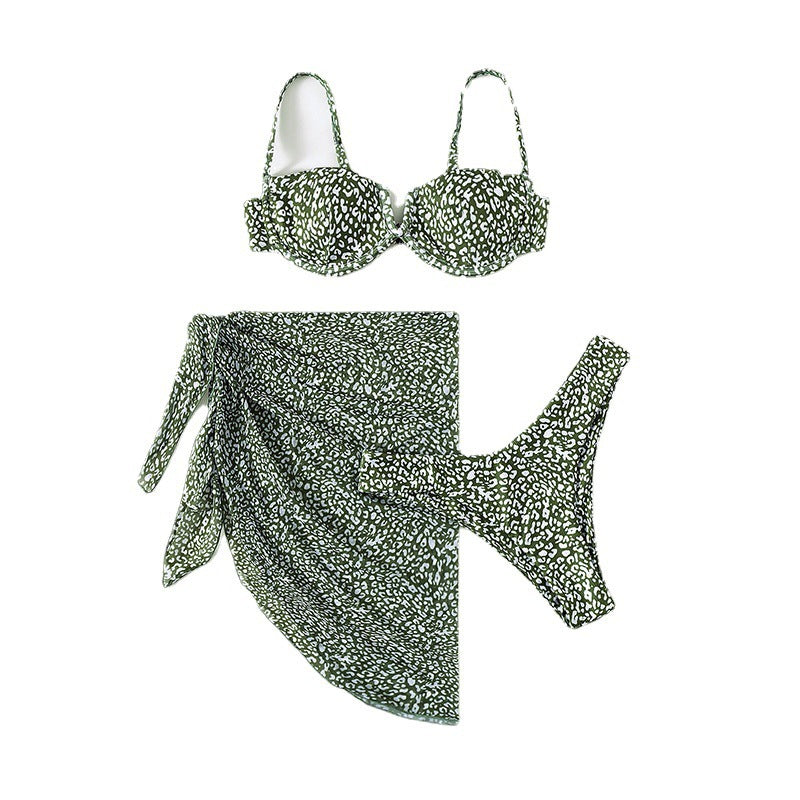 Damen Bikini-Set mit einem modernen Tiermotiv und elegantem Wickelrock