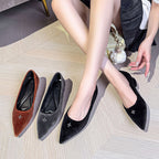 Damen Elegante spitze Pumps mit komfortablem Blockabsatz und stilvollem Schmuck