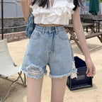 Damen Jeansshorts mit modischen Destroyed-Details und handgefertigten Akzenten