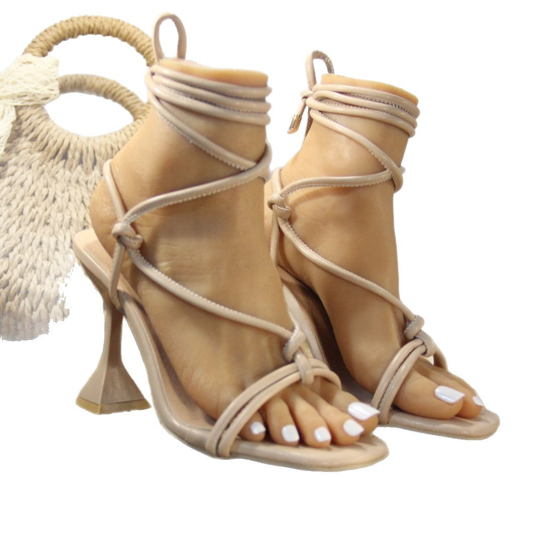 Damen High-Heel Sandalen mit R&Brnen Schnürdetails und eleganter Absatzhöhe R&B