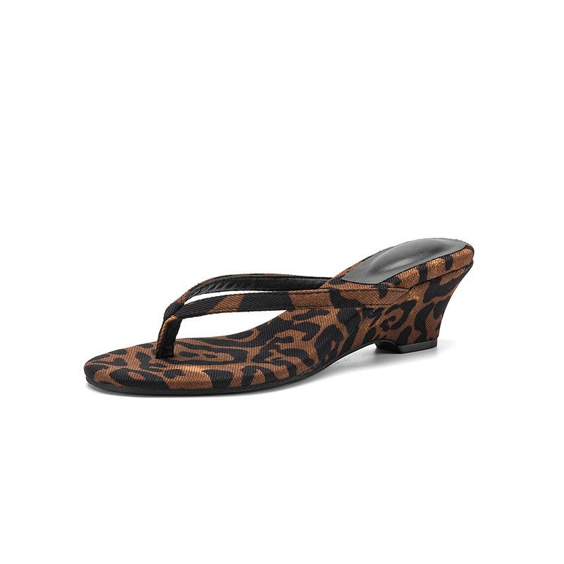 Damen Wedge-Pantoletten mit elegantem Leoprint und komfortablem Fußbett