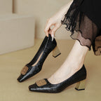 Damen elegante spitze Pumps mit funkelndem Schmuckdetail