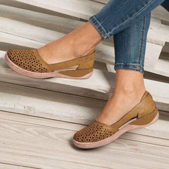 Damen bequeme und stilvolle Slipper mit perforiertem Design R&B