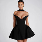 Damen Elegantes schulterfreies Cocktailkleid mit schwingendem Rock und raffinierter Drapierung