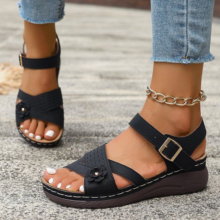 Damen Wedge-Sandaletten mit dekorativem Blumenelement und verstellbarem Riemendesign R&B