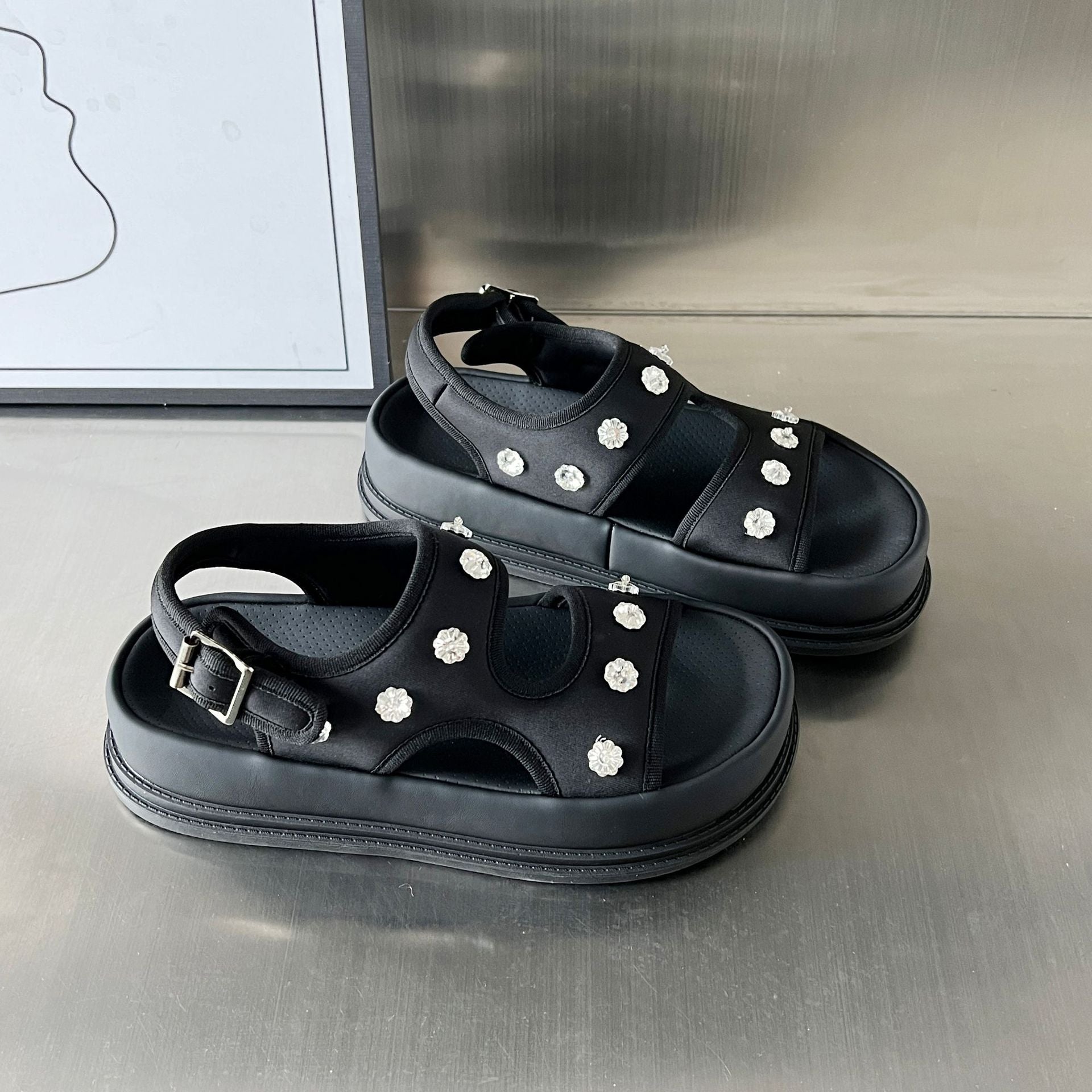 Damen modische Sandalen mit luxuriösen Verzierungen R&B