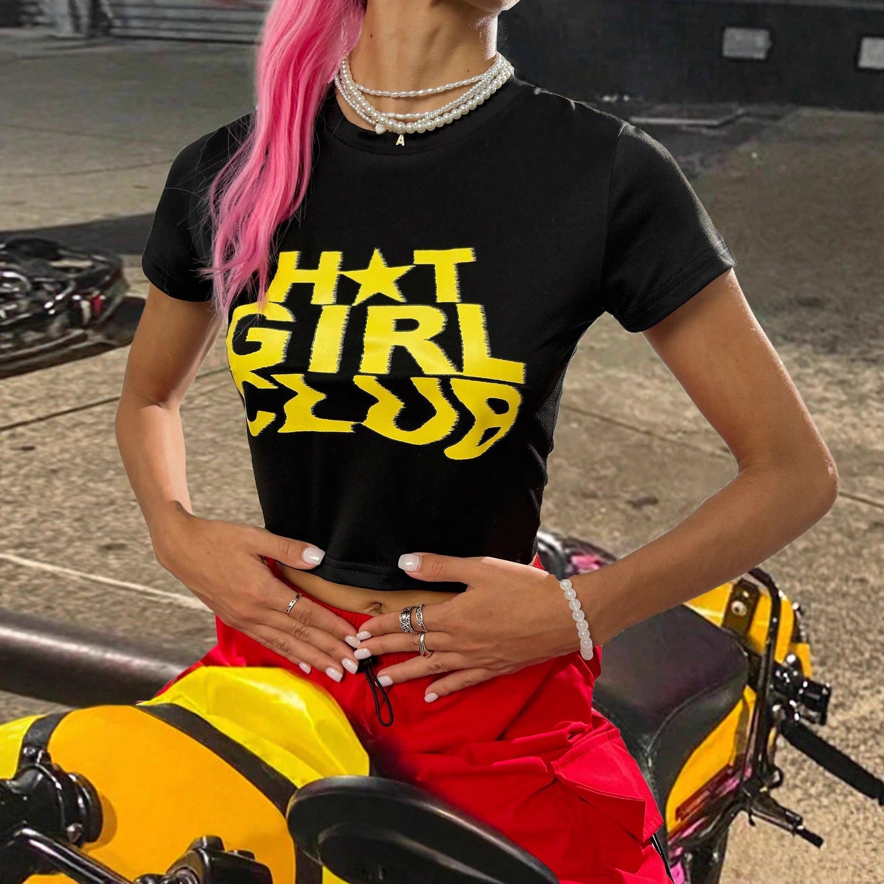 Damen Crop-T-Shirt mit auffälligem Schriftzug und figurbetontem Schnitt R&B