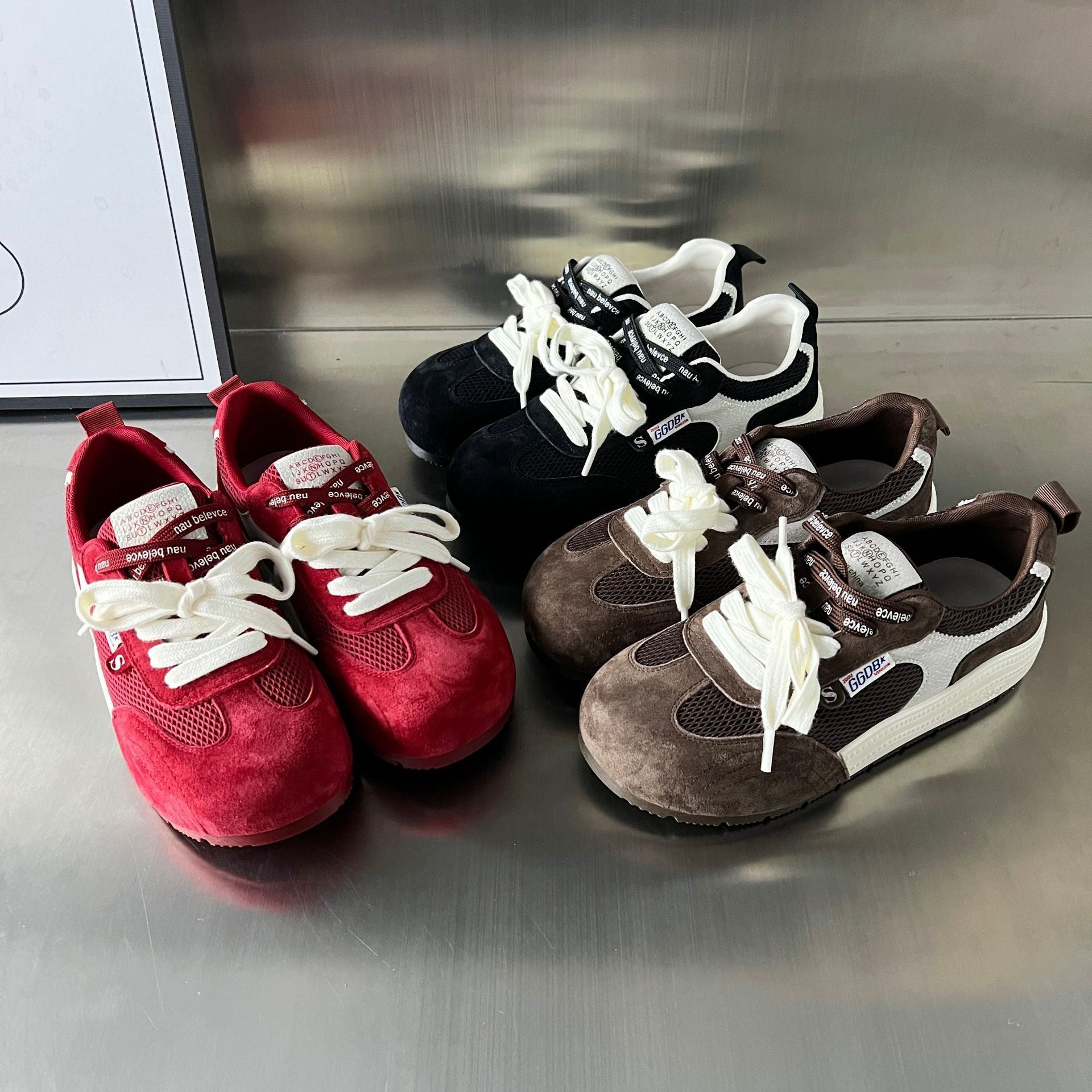 Damen Sportliche Sneakers mit atmungsaktiver Mesh-Oberfläche und eleganter Wildleder-Applikation R&B