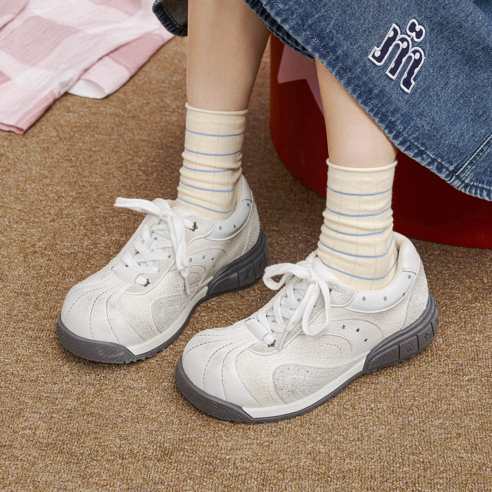 Damen sportliche Sneakers mit atmungsaktiver Oberflächenstruktur und stabiler Sohle R&B