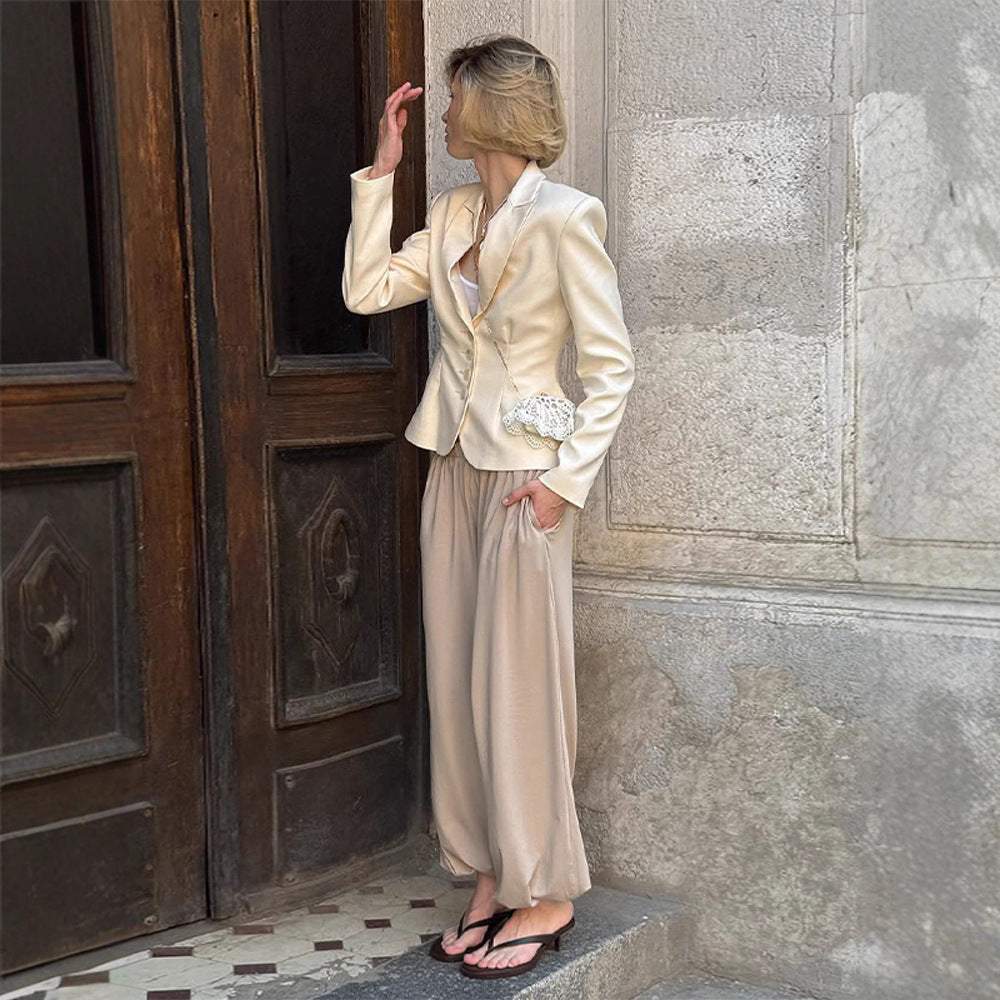 Damen eleganter Blazer mit taillierten Details und feinen Knopfakzenten R&B