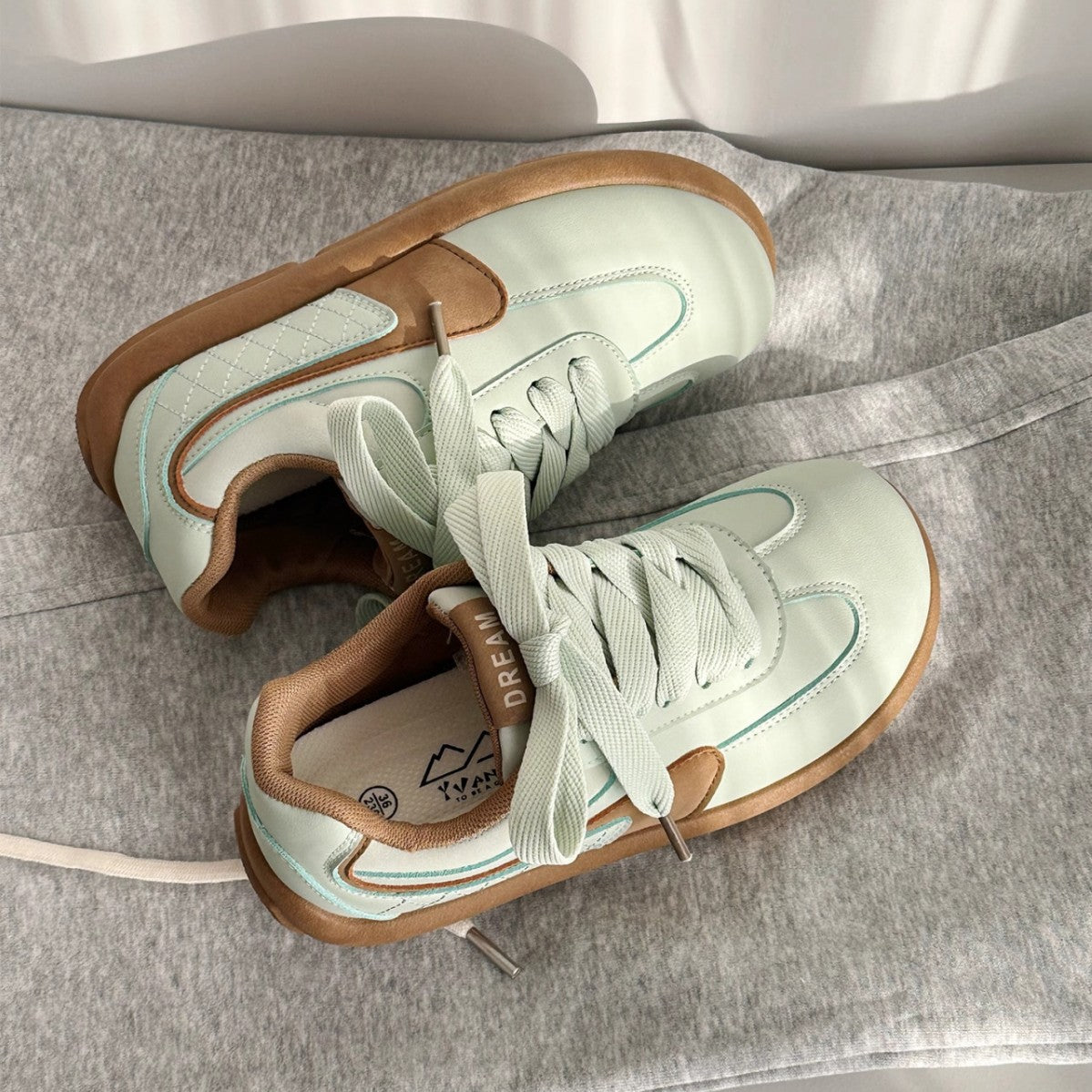 Damen Sneaker mit modischen Akzenten und rutschfester Sohle