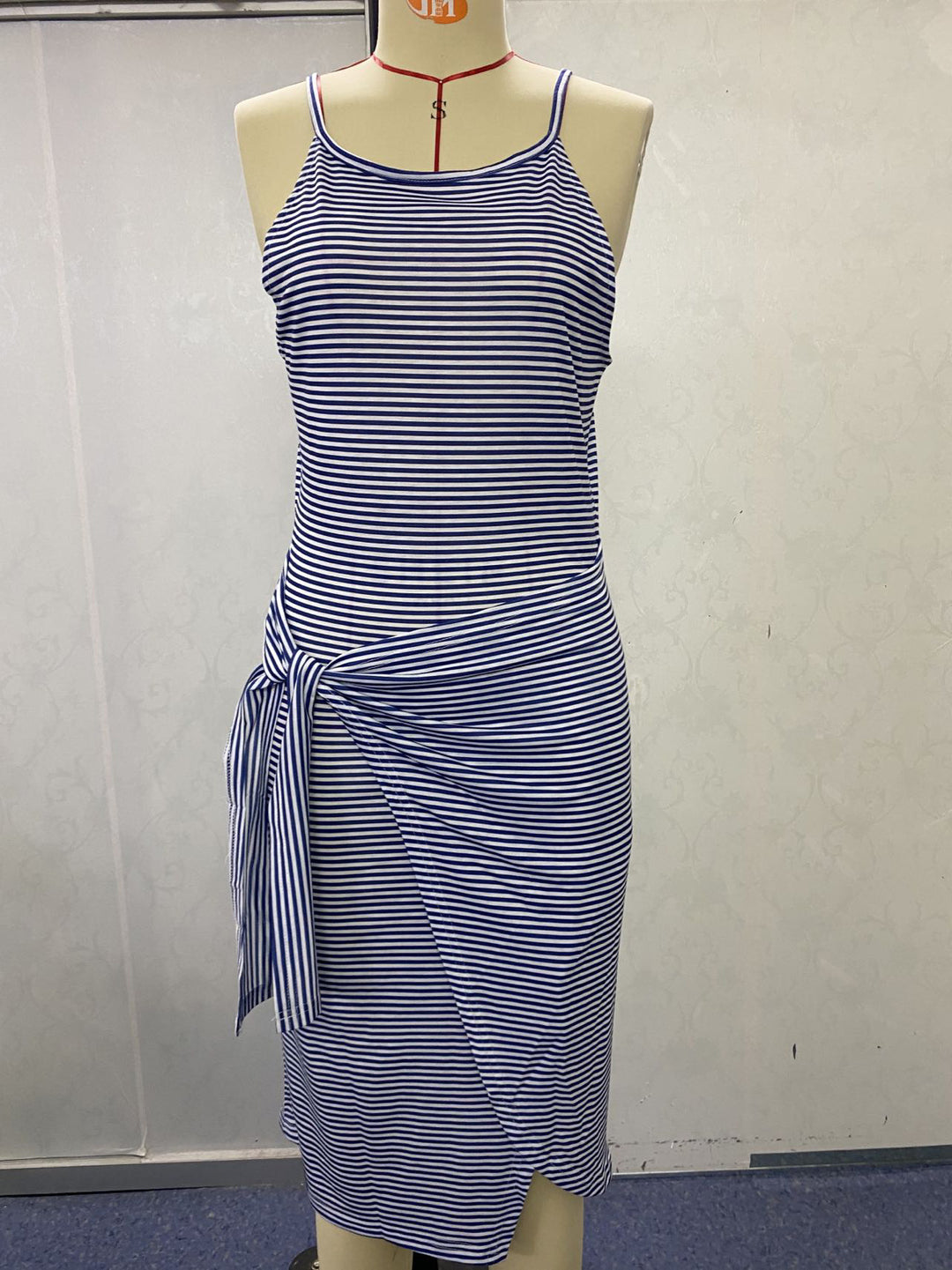 Damen Wickelkleid mit auffälligem Streifenmuster und taillierter Silhouette R&B