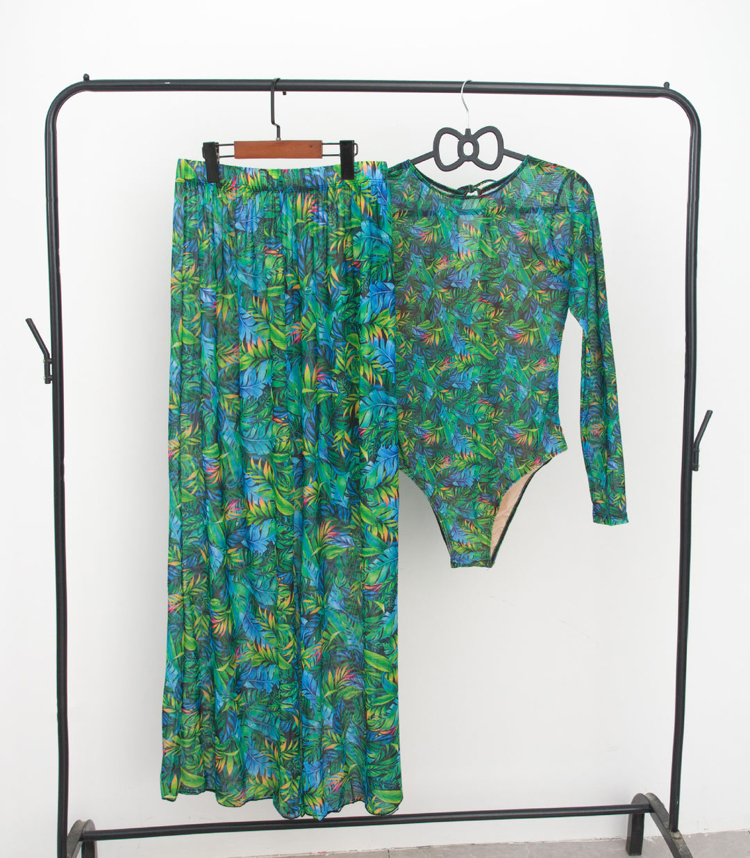 Damen modisches Badeoutfit mit langärmeligen Oberteil und lässigen Pants R&B