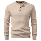 Herren Strickpullover mit feinem Rippenmuster und modischem Knopfdetail