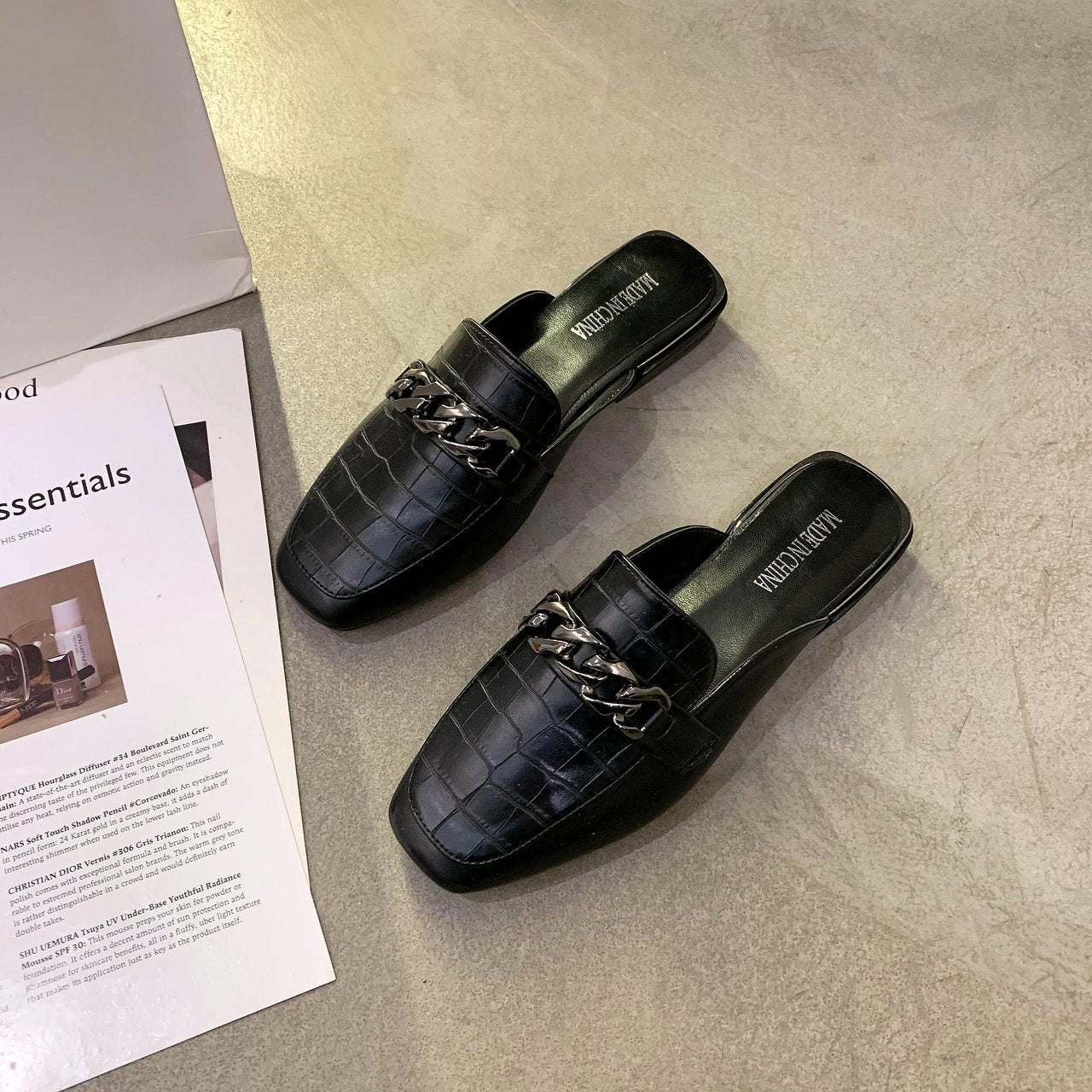 Damen Mules mit hochwertiger Kroko-Prägung und modischer Kettenapplikation EB