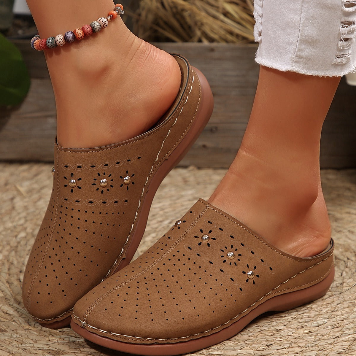 Damen modische Clogs mit luftiger Perforation und eleganter Verzierung R&B