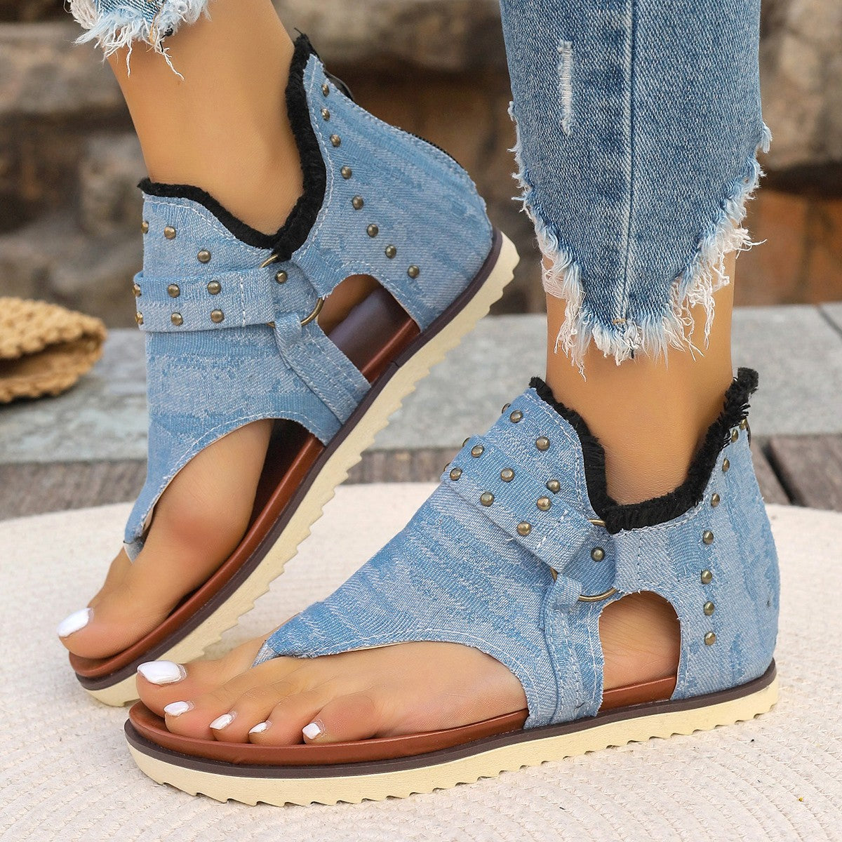 Damen modische Zehentrenner-Sandalen mit hochwertigem Kunstleder und dekorativen Nieten R&B