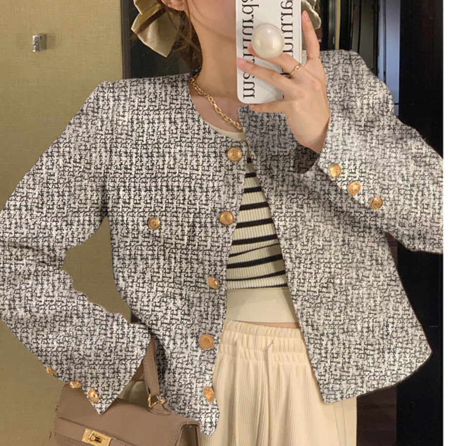 Damen Kurzblazer mit eleganten goldenen Knöpfen und modernem Schnitt