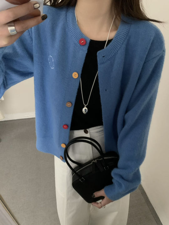 Damen kuschelige Strickjacke mit knöpfbarem Ausschnitt und gesticktem Motiv R&B