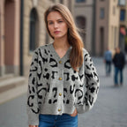 Damen Strickjacke im modernen Leopardenmuster mit Knopfdetails R&B