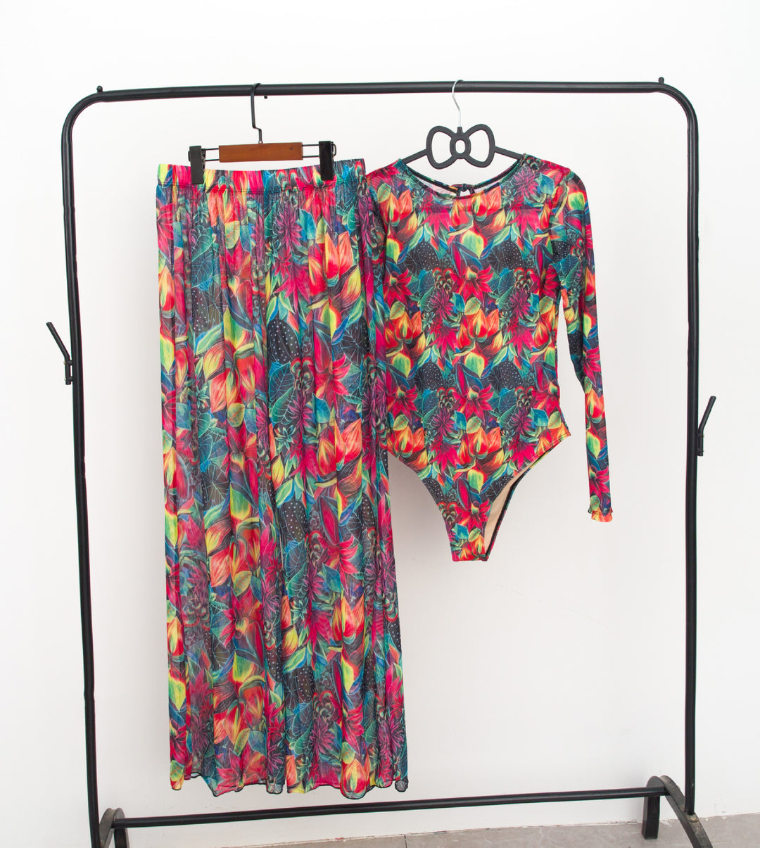 Damen modisches Badeoutfit mit langärmeligen Oberteil und lässigen Pants R&B