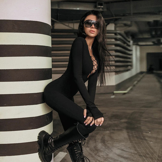 Damen Figurbetonter Jumpsuit mit tiefem V-Ausschnitt und raffinierten Schnür-Details R&B